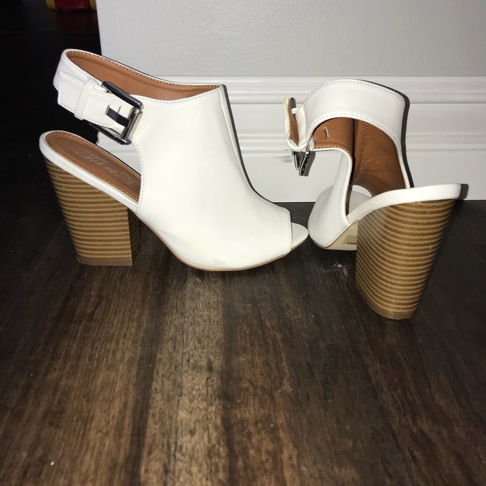 Chunky heel peep toe. White leather.